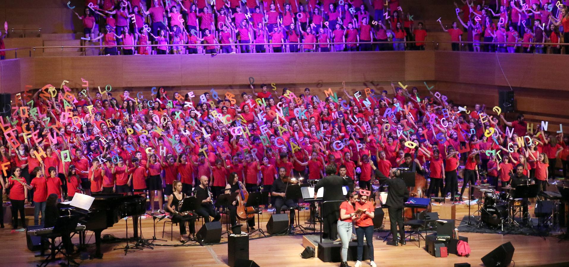 La novena edición del proyecto musical reúne a cerca de 3.600 escolares en torno a la cantata de Eduard Iniesta que celebra el centenario del poeta catalán