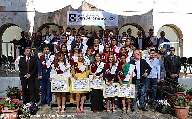 Alumnos de segundo de Bachillerato que se han graduado en el centro San Jerónimo. 