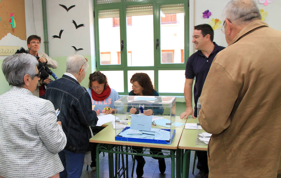 Votaciones en el colegio Domingo de Soto, en el centro histórico de Segovia.