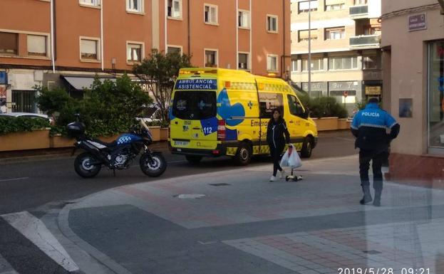 La Policía Local y la ambulancia, en el lugar del incidente. 