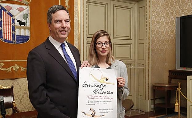Enrique Sánchez Guijo y Ana Rincón posan con el cartel de la prueba. 