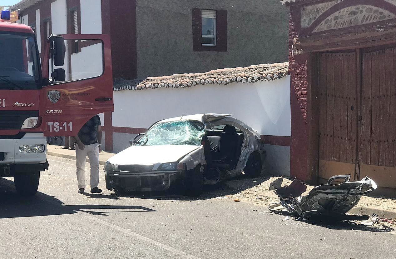 Equipos de Bomberos han tenido que actuar en el lugar | El accidente ha tenido lugar en la Avenida Paso de Villabalter