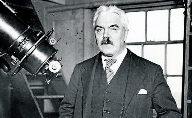 Junto al telescopio, Frank Dyson.