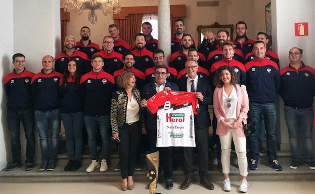 José Guirao y Julián Mateo sujetan una camiseta del Viveros Herol BM Nava durante la recepción.