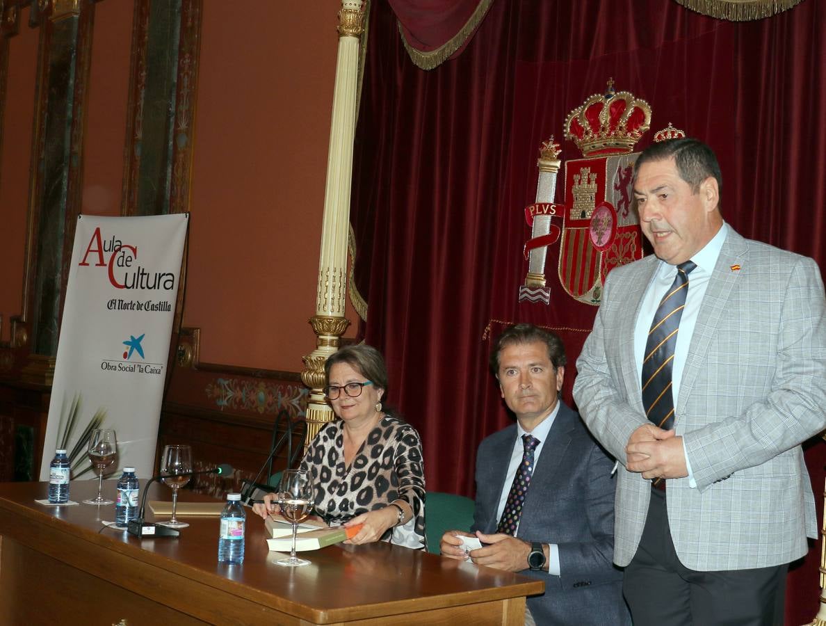 La escritora presentó su libro 'Imperiofobia y leyenda negra' en el Salón del Trono del Palacio Real