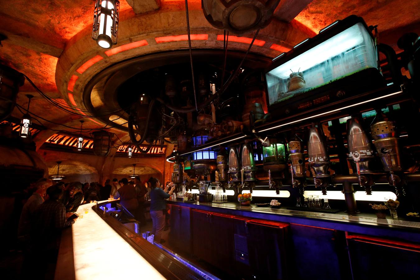 Todos sus empleados están carazterizados como si fueran personajes de las películas| El visitante podrá utilizar una aplicación para interactuar con ellos en idiomas galácticos| La principal atracción será volar en el 'Halcón Milenario'