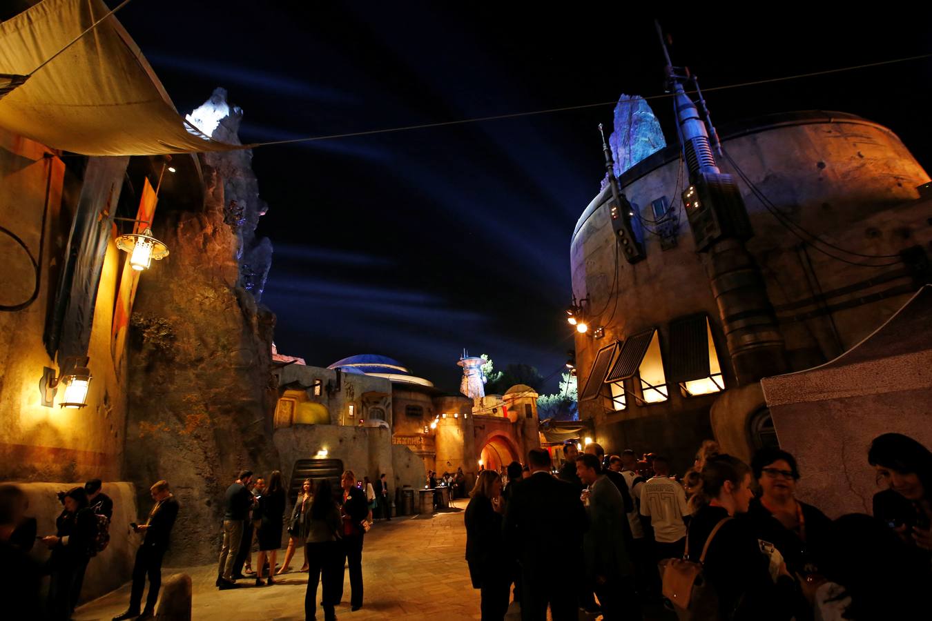 Todos sus empleados están carazterizados como si fueran personajes de las películas| El visitante podrá utilizar una aplicación para interactuar con ellos en idiomas galácticos| La principal atracción será volar en el 'Halcón Milenario'