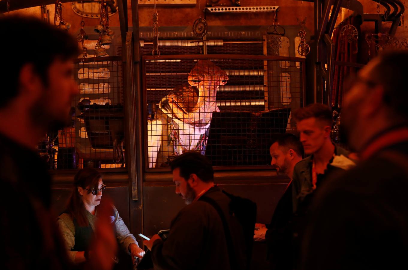 Todos sus empleados están carazterizados como si fueran personajes de las películas| El visitante podrá utilizar una aplicación para interactuar con ellos en idiomas galácticos| La principal atracción será volar en el 'Halcón Milenario'