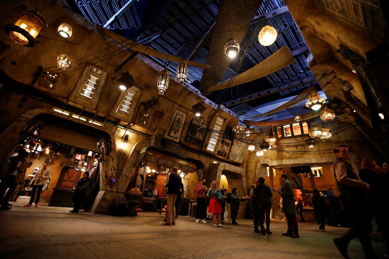 Todos sus empleados están carazterizados como si fueran personajes de las películas| El visitante podrá utilizar una aplicación para interactuar con ellos en idiomas galácticos| La principal atracción será volar en el 'Halcón Milenario'