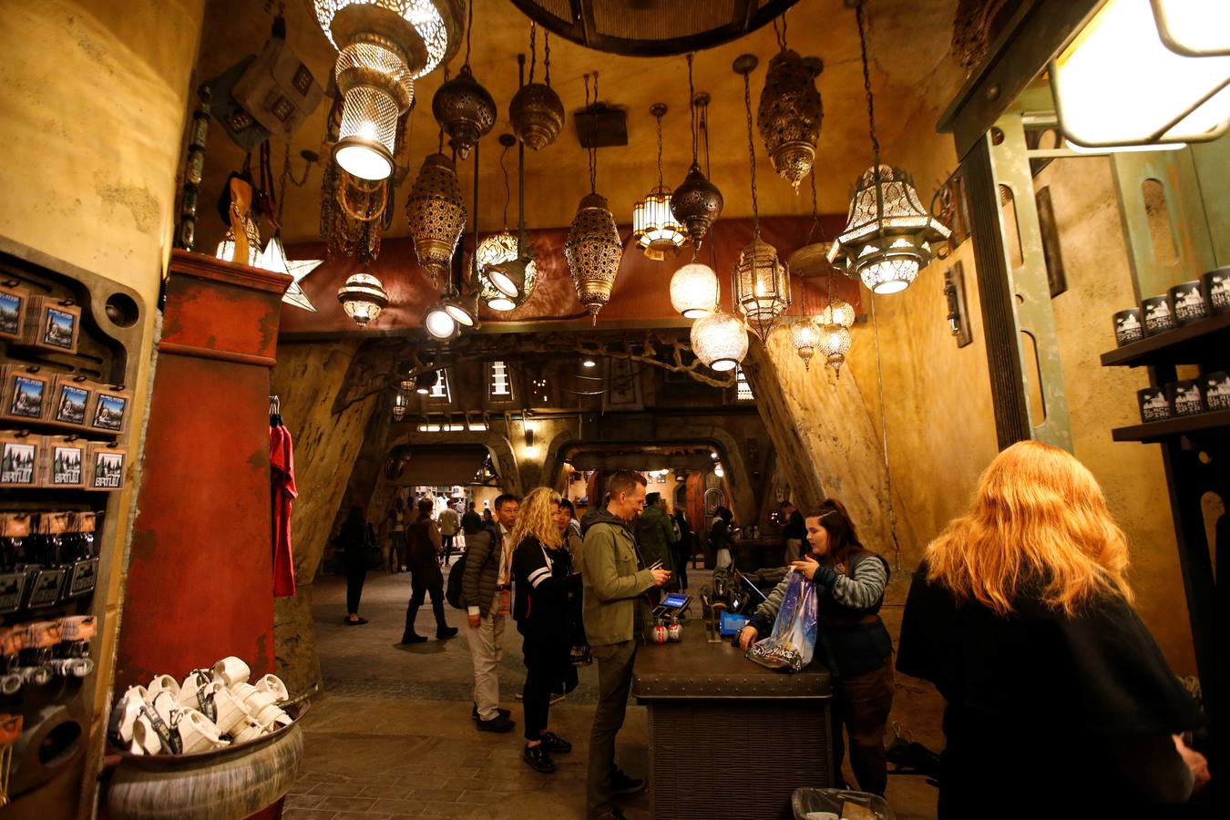 Todos sus empleados están carazterizados como si fueran personajes de las películas| El visitante podrá utilizar una aplicación para interactuar con ellos en idiomas galácticos| La principal atracción será volar en el 'Halcón Milenario'