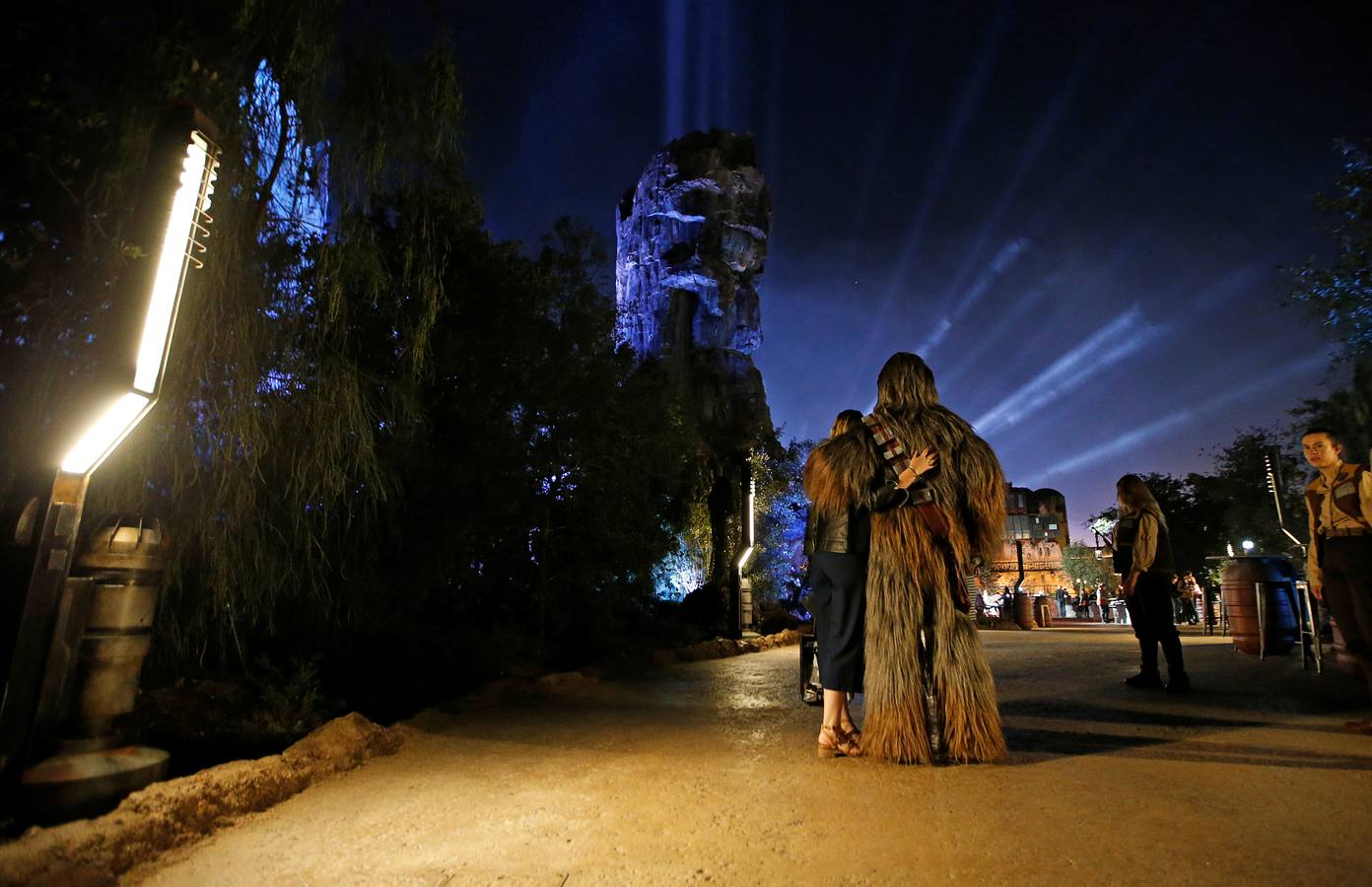 Todos sus empleados están carazterizados como si fueran personajes de las películas| El visitante podrá utilizar una aplicación para interactuar con ellos en idiomas galácticos| La principal atracción será volar en el 'Halcón Milenario'