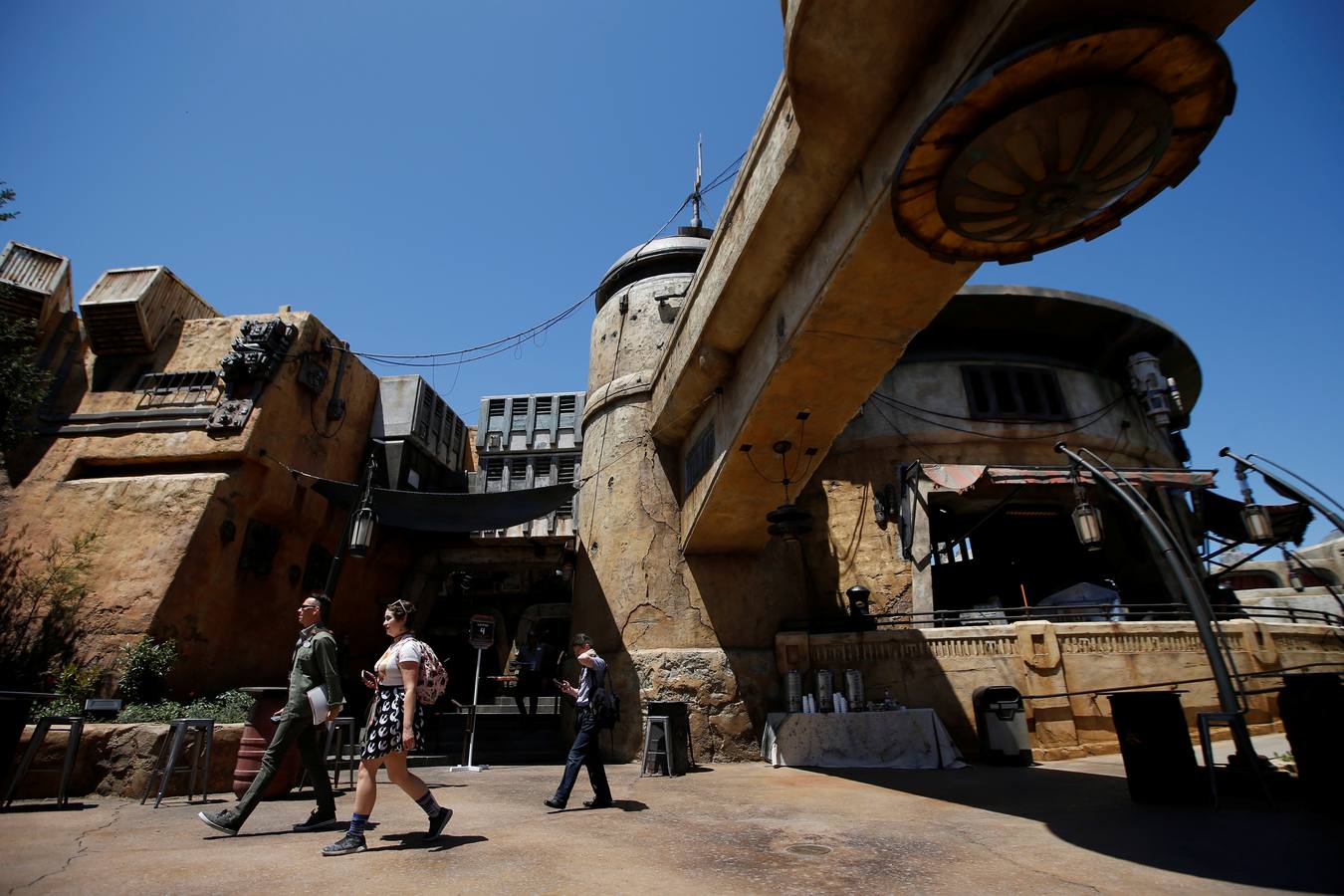 Todos sus empleados están carazterizados como si fueran personajes de las películas| El visitante podrá utilizar una aplicación para interactuar con ellos en idiomas galácticos| La principal atracción será volar en el 'Halcón Milenario'