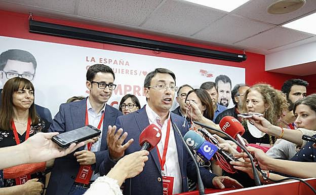 Fernando Pablos, secretario provincial del PSOE, se dirige a los medios la noche electoral del 26M.
