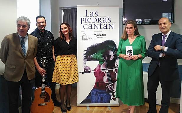 De izquierda a derecha, Juan Carlos Prieto, director de la Fundación Santa María la Real; César Díez y Susana Pérez, de Cover Club; Lucía Garrote, de Santa María la Real, y Enrique Maganto, en representación de la Fundación Banco Sabadell, durante la presentación en la Casa Luelmo, en Valladolid. 