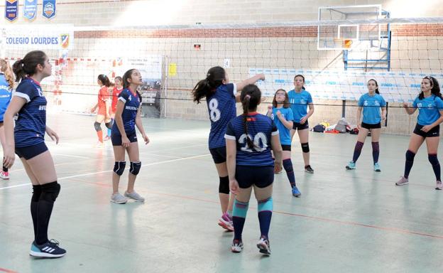 Huelgas-San José en una de las pistas habilitadas en el polideportivo del colegio Lourdes .