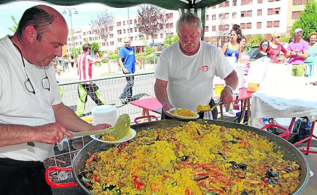 Paellada durante las fiestas del barrio de Nueva Segovia. 