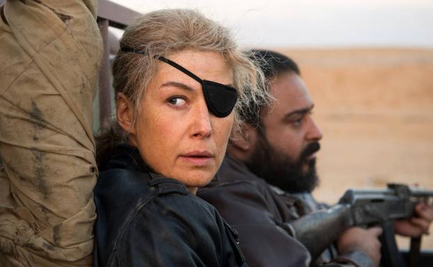 Rosamund Pike es Marie Colvin, tuerta desde 2001 por una granada.