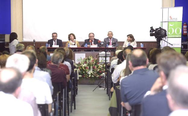 La comunidad del IES Leopoldo Cano abarrotó el salón de actos durante la gala.