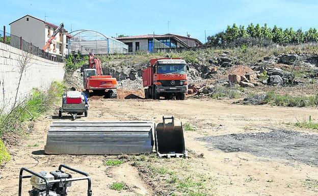 Máquinas trabajan en la parcela de Casa de Guardas. 