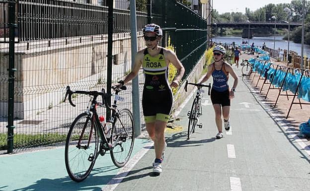Dos triatletas, el año pasado en la prueba. 