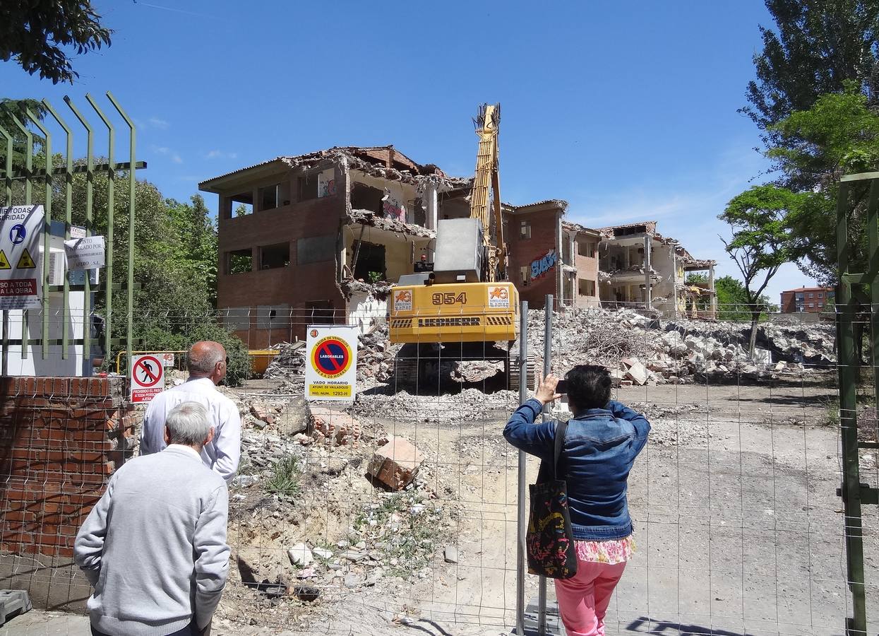 Los operarios concluyen el derribo del edificio de La Rondilla a falta de retirar las 5.300 toneladas de escombros para dar paso a la construcción de la Escuela de Arte