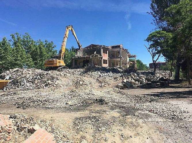 Los operarios concluyen el derribo del edificio de La Rondilla a falta de retirar las 5.300 toneladas de escombros para dar paso a la construcción de la Escuela de Arte