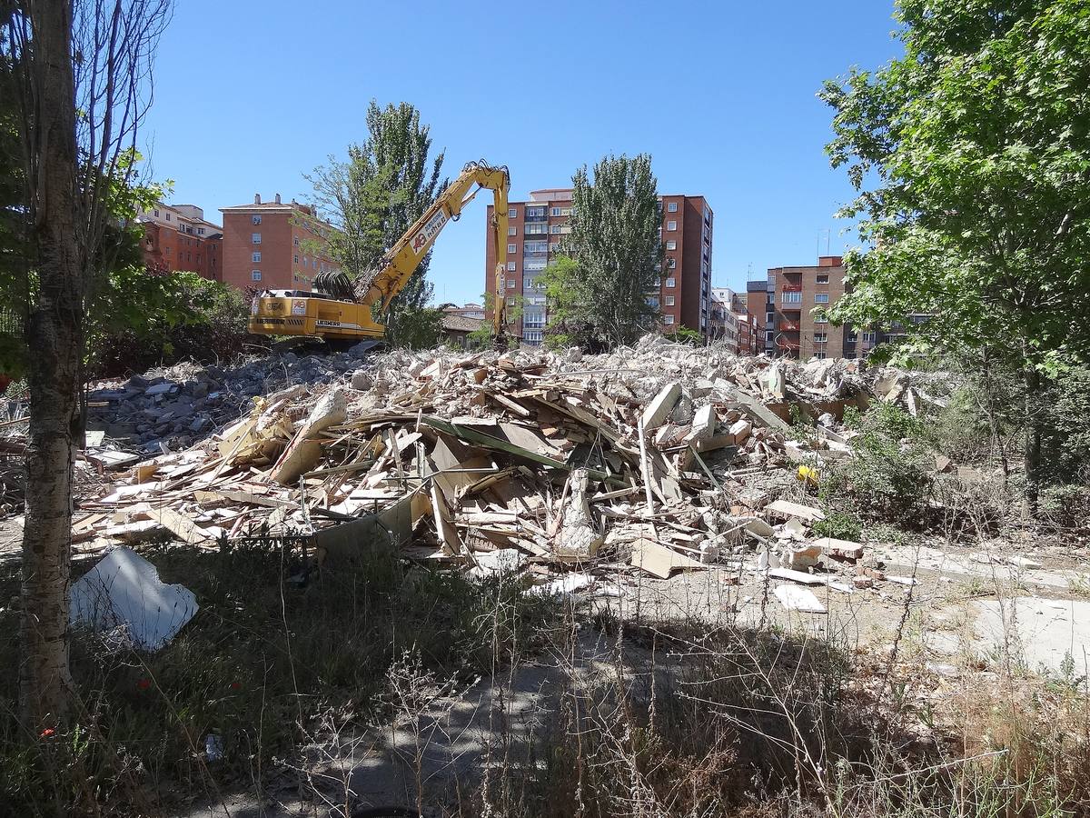 Los operarios concluyen el derribo del edificio de La Rondilla a falta de retirar las 5.300 toneladas de escombros para dar paso a la construcción de la Escuela de Arte