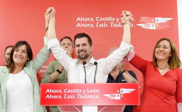 Luis Tudanca, flanqueado por Ana Sánchez y Virginia Barcones. 