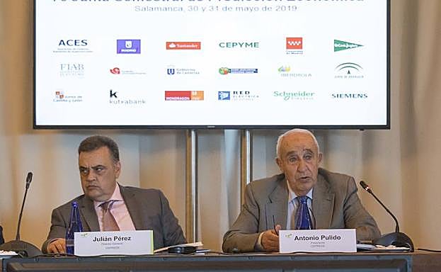 Julián Pérez(I), director general y Antonio Pulido, presidente de Ceprede, en un momento de la asamblea de ayer. 