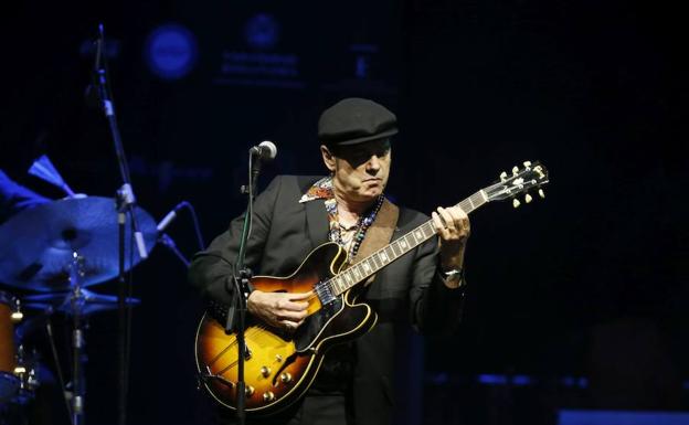 Santiago Auserón y su guitarra brillaron en el concierto de la banda de Juan Perro.