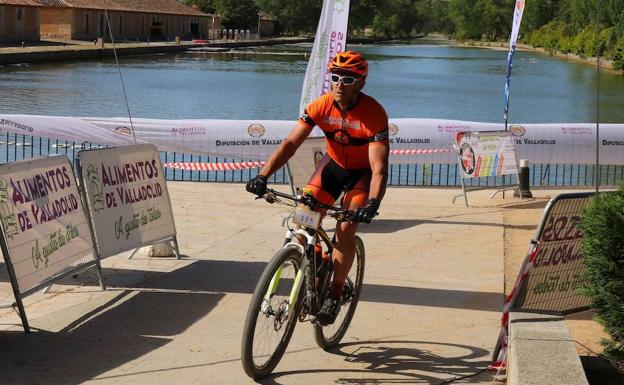 Jesús Julián Gabaldón entra primero en la dársena de Rioseco. 