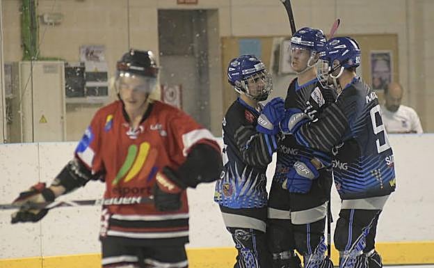 Los jugadores del CPLV celebran un gol. 
