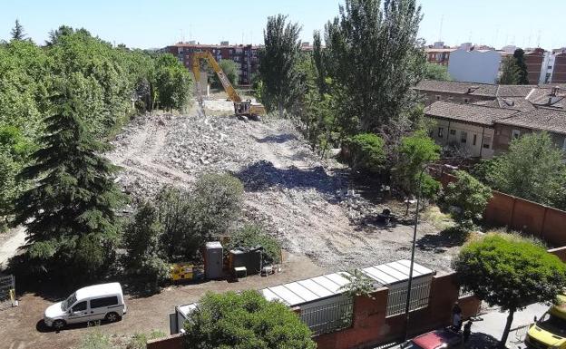 La máquina concluyó ayer la demolición del antiguo instituto Santa Teresa de Jesús.