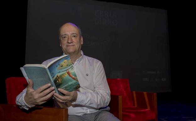 Gustavo Martín Garzo, en la Feria del Libro de Valladolid.