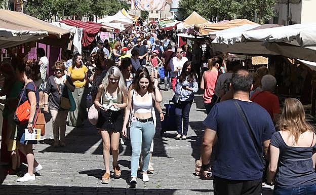 Cientos de visitantes han recorrido desde primera hora el Mercado Barroco de La Granja. 