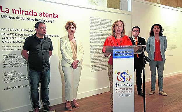 La vicerrectora Susana Pérez presenta la exposición 'La mirada atenta'.