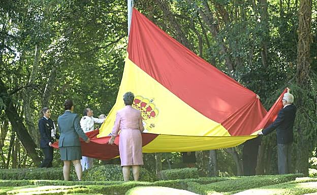 Izado de la bandera junto a a la plaza de Zorrilla.