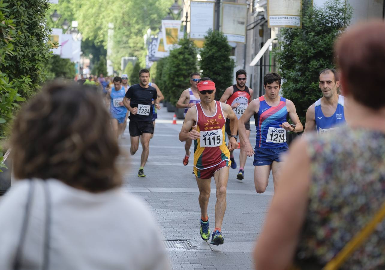 Fotos: Carrera popular en la Plaza Mayor