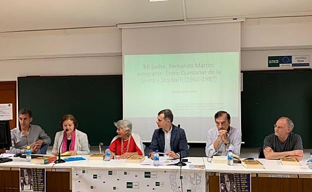 El secretario general de la Consejería de la Presidencia, José Manuel Herrero, en el centro, y los galardonados en el V Premio Memoria de la Emigración Castellana y Leonesa. 