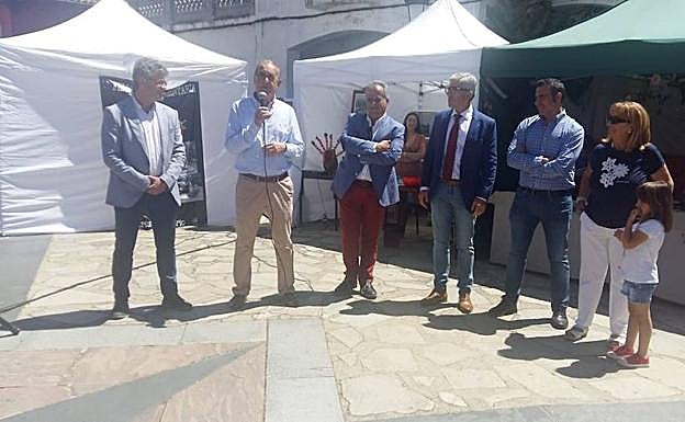 El alcalde de Linares, acompañado del resto de autoridades, durante la inaiguración oficial de la feria.