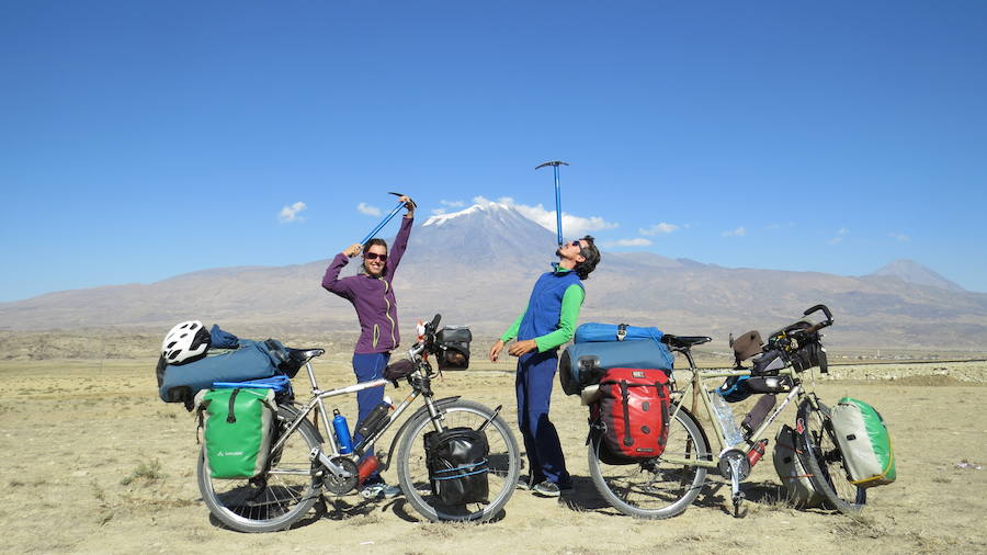 Millán Ibáñez y Emilie Moura, a los pies de Monte Ararat, en Turquía. 