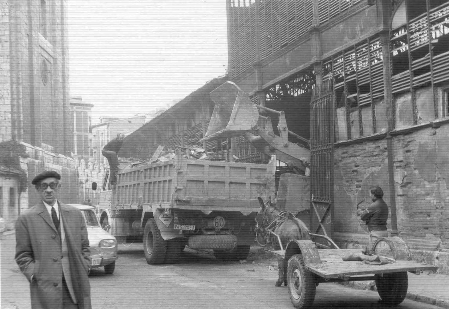 El derribo comenzó el 18 de marzo de 1974, cuando una excavadora entró en el edificio «con la ruidosa acción de su pala mecánica», y culminó, con retraso, el 9 de mayo de 1974. Y lo hizo de la peor forma posible: a las seis de la tarde de ese día, buena parte de la construcción cedió y provocó la muerte de uno de los operarios que participaban en las tareas, Dionisio del Pozo Sanz, de 38 años de edad.