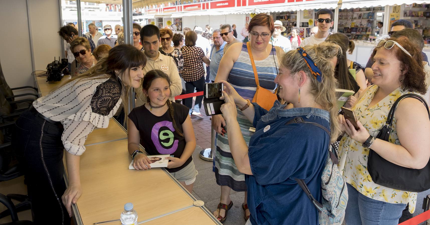 La cantante albaceteña reúne a cientos de fans en la firma de su libro 'Cerrando puntos suspensivos'