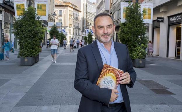 Jesús Sánchez Adalid posa en Valladolid con un ejemplar de su nueva novela. 