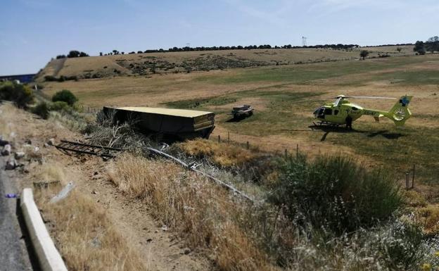 Uno de los vehículos accidentados volcado fuera de la calzada.