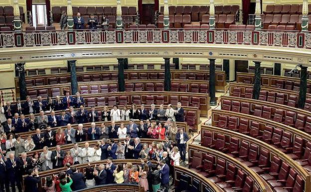 Diputados del PSOE se felicitan en el Congreso , tras el triunfo de la moción de censura a Rajoy.