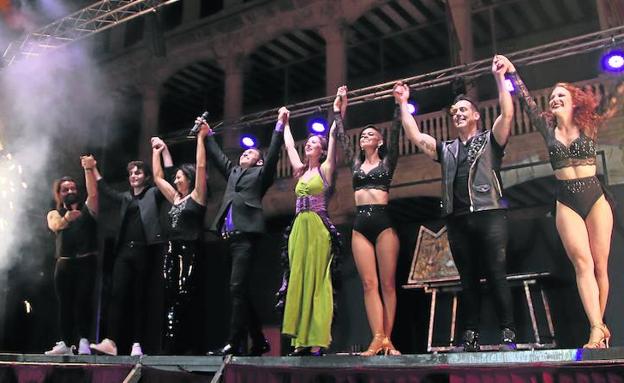 Los artistas saludan al público al final de la gala. 