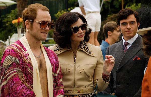 Elton John en una escena de 'Rocketman' junto a su madre (Bryce Dallas Howard) y su manager y amante John Reid (Richard Madden).