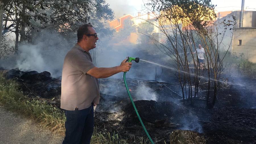 Un vecino de la calle Eras del Rosal intenta apagar el incendio. 