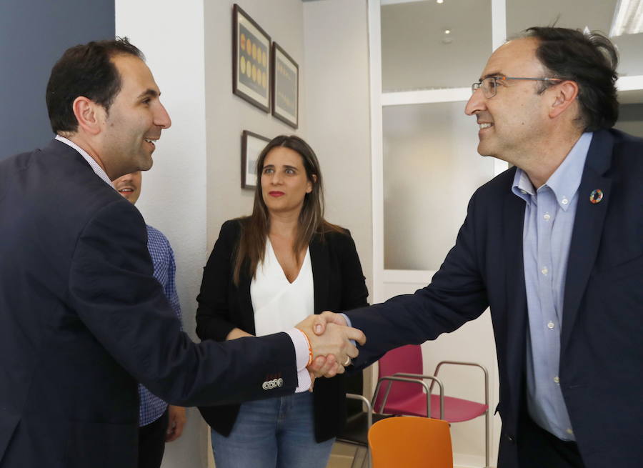 Mario Simón saluda a Alfonso Polanco, en el debate organizado por El Norte.